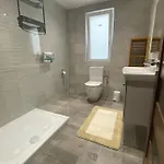 Quiet Comfort 3-bedroom - Ideal For Families And Business - Near Airport דירה לוקה