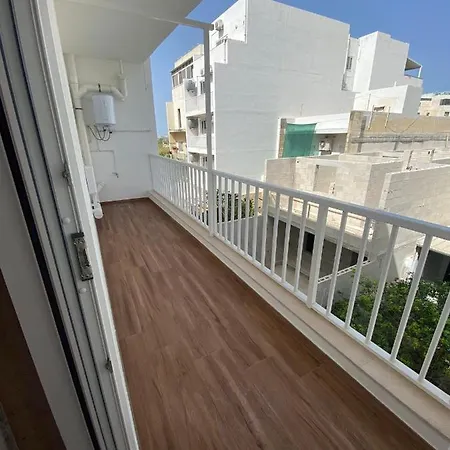 Appartement Modern, Spacious, 3 Bedroom Near Malta International Airport