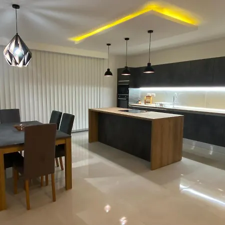 Апартаменты Quiet Comfort 3-bedroom - Ideal For Families And Business - Near Airport *