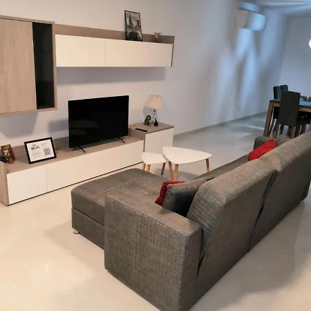 Appartement Modern, Spacious, 3 Bedroom Near Malta International Airport *