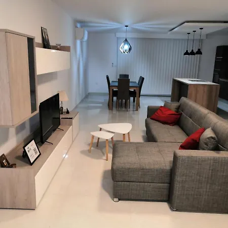 Modern, Spacious, 3 Bedroom Near Malta International Airport Luqa