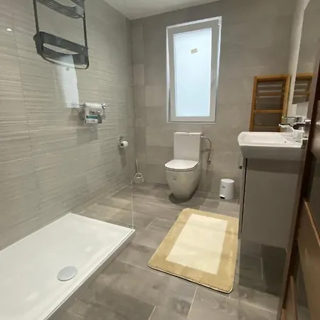 Quiet Comfort 3-bedroom - Ideal For Families And Business - Near Airport Апартаменты Лука